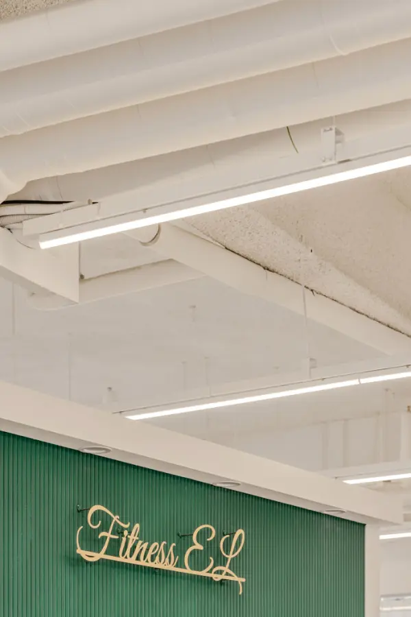 화이트 노출천장과 그린월의 감각적인 피트니스